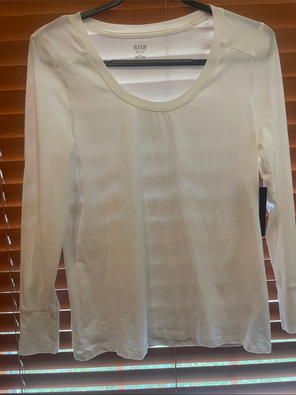 Ana scoop neck long sleeve super soft white T-shirt Lg P (OL2)